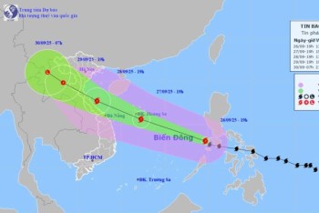 Bão số 10 di chuyển rất nhanh trên Biển Đông, đề phòng sóng dữ dội, mưa to gió lớn