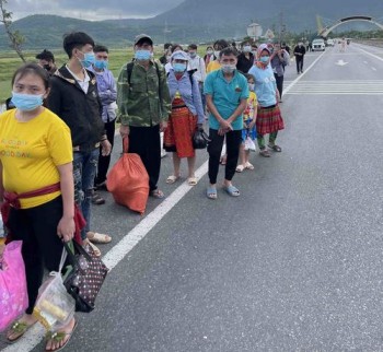 400 công dân đi bộ từ miền Nam về, Hà Tĩnh huy động 13 ô tô chở qua địa bàn
