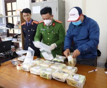 Hà Tĩnh: Bắt giữ đối tượng vận chuyển 11kg ma túy đá trên taxi