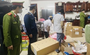Nghệ An: Kiểm tra các nhà thuốc, cảnh sát phát hiện cả chục nghìn bộ kit test nhập lậu