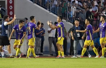 CLB Hà Nội chiếm ngôi đầu bảng sau trận thắng Hà Tĩnh 2-1