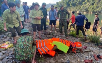 Một trạm phó bảo vệ rừng bị lũ cuốn tử vong