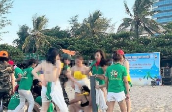 Cơ quan chức năng vào cuộc vụ nhóm nữ du khách cởi áo ngực để chơi team building trên biển Cửa Lò