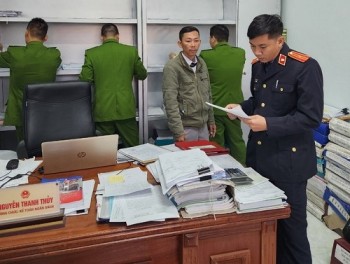Quảng Bình: “Xà xẻo” tiền cứu trợ, 2 cán bộ bị khởi tố