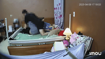 Đoạn clip gây bức xúc nhất lúc này: Chồng bạo hành vợ mới sinh con 'như kẻ thù'