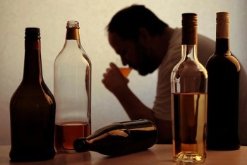 Các dạng rối loạn tâm thần do lạm dụng rượu bia người nhà cần biết