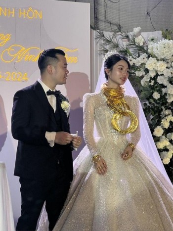 Cô dâu Hà Tĩnh đeo 30 kiềng vàng trị giá 1.3 tỷ, cười nhẹ nhàng mà ai cũng thấy tỏa sáng như vì sao