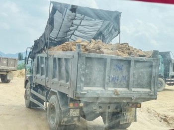 Hà Tĩnh: Xe tải chở đất làm rơi vãi, phát tán bụi ảnh hưởng đến đời sống người dân