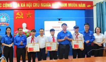 Trao huy hiệu 'Tuổi trẻ dũng cảm' cho 3 học sinh cứu 2 em nhỏ đuối nước