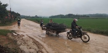 Hàng trăm hộ dân tại Hà Tĩnh khốn khổ vì xe tải cày nát đường liên huyện