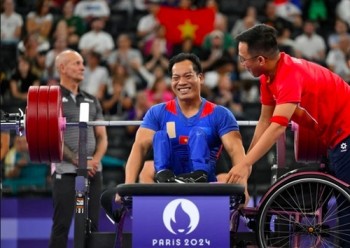 Lực sĩ Lê Văn Công nhận thưởng 235 triệu đồng sau tấm HCĐ tại Paralympic