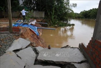 Thấp thỏm nỗi lo sạt lở bên bờ sông Ngàn Mọ