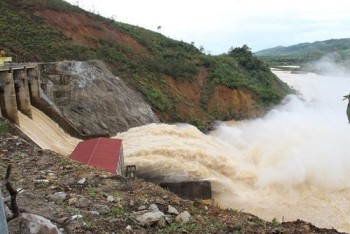 Hà Tĩnh: Mưa lũ diễn biến phức tạp, hồ đập đồng loạt xả tràn