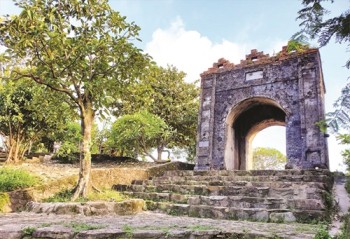 Đừng để di tích Hoành Sơn Quan mãi “cô đơn”