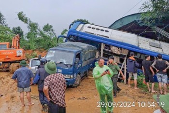 Sạt lở, lũ quét vùi lấp nhiều nhà và xe ở Hà Giang, 10 người bị thương