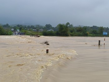 Nhiều nơi ở Hà Tĩnh bị chia cắt sau mưa lớn