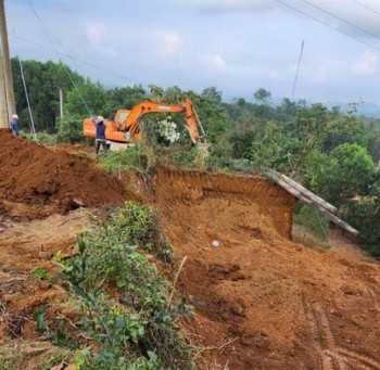 Hà Tĩnh: Nguy cơ sạt lở, đổ sập cột điện do khai thác đất