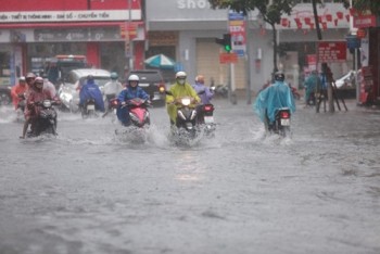 Miền Trung đỉnh điểm mưa lớn, cảnh báo lũ lên