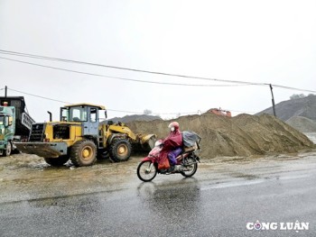 Cẩm Xuyên (Hà Tĩnh): Bãi vật liệu xây dựng trái phép bên quốc lộ gây mất an toàn giao thông