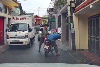 Xác minh, xử lý nam tài xế xe tải dùng gậy ba khúc dọa đánh người