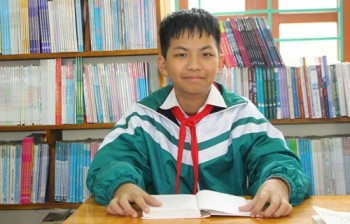 Cậu học sinh khiếm thị đam mê đọc sách