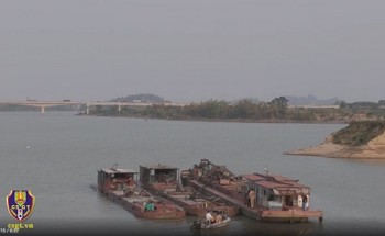 Thanh Hóa: Hàng trăm tàu hút cát không đăng kiểm, trách nhiệm thuộc về ai?