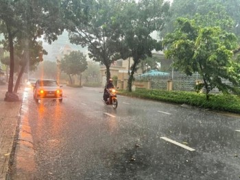 Mưa rào và giông liên tiếp giúp Bắc bộ hạ nhiệt