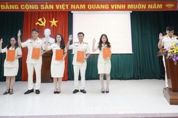VKSND tỉnh Hà Tĩnh trao quyết định bổ nhiệm đối với 6 Kiểm sát viên