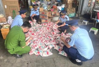 Nghệ An: Phát hiện hơn nửa tấn mì chính nghi giả thương hiệu lớn