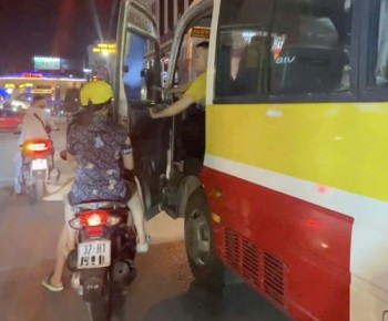 Nghệ An: Phạt tài xế xe buýt mở cửa xe đe dọa người đi đường