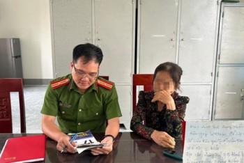 Người phụ nữ nhanh trí thoát cú lừa nhờ đến thẳng trụ sở công an