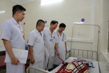 Vật thể lạ dài hơn 20cm 'trú ngụ' trong lồng ngực cụ bà 95 tuổi ở Hà Tĩnh