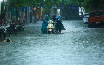 Miền Bắc bước vào đợt mưa rất lớn, tâm điểm dồn dập nơi nào?