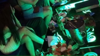 Chủ quán karaoke ép nhân viên nữ chiều khách, nếu không sẽ 'ăn đòn'