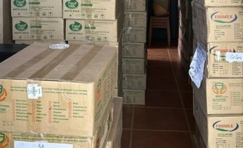 Công an bắt giữ gần 12.000 lon sữa bột không rõ nguồn gốc