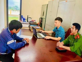 Bắt nhanh đối tượng cướp điện thoại của học sinh