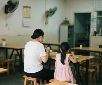 Hai mẹ con ăn một bát mì trong cửa hàng, vừa rời đi, chủ quán "tiên tri" một câu về tương lai của người mẹ