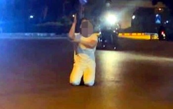 Thanh niên quỳ lạy đến chảy máu đầu trước miếu thờ giữa đường ở Hà Nội