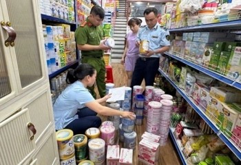Nghệ An phát hiện sữa cho trẻ em nhập lậu, chân gà không rõ nguồn gốc