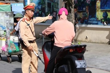 Nữ tài xế cố tình đi ngược chiều, trả lời 1 câu khiến cảnh sát "đứng hình" vì quá ngông nghênh