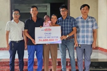 Trao gần 37 triệu đồng đến với bé Như Quỳnh