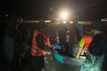 30 khách du lịch nhảy xuống biển chờ cứu hộ sau khi tàu chìm