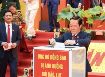 Đại biểu Đại hội Đảng bộ Nghệ An ủng hộ gần 350 triệu đồng cho đồng bào vùng lũ