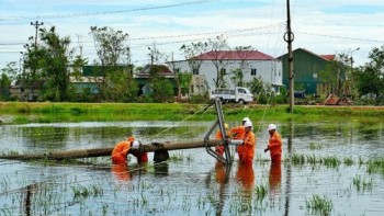 Người thợ điện Hà Tĩnh kiên cường vá trời sau bão tố