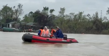 Đau xé lòng tìm thấy thi thể cuối cùng vụ việc người bố ôm hai con gái nhảy xuống sông Lam