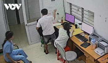 Người đàn ông xông vào khoa khám bệnh tấn công nữ bác sĩ ở Nghệ An