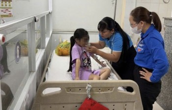 Bé gái 9 tuổi bị mẹ ruột và bạn trai đánh, ép nhúng lưỡi vào nước sôi