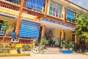 Thêm nhiều giáo viên gửi sao kê khoản "thu lại tiền thêm giờ" đến Công an Lào Cai