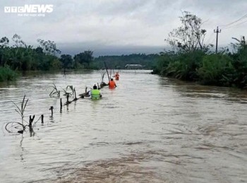 Đi xe đạp điện qua vùng ngập sâu, 3 em nhỏ ở Quảng Trị bị lũ cuốn trôi