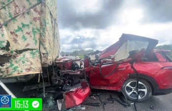 Xe ô tô 7 chỗ tông vào hông xe đầu kéo trên cao tốc, tài xế tử vong, 3 người khác bị thương